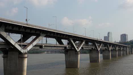 El-Tren-Del-Metro-De-Seúl-Se-Mueve-En-La-Plataforma-Inferior-Del-Puente-Cheongdam-Dúplex-Sobre-El-Río-Han-Al-Atardecer