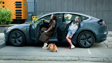 mujeres y niños en automóviles eléctricos