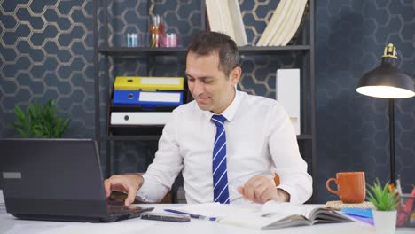 hombre de negocios enviando mensajes de texto por teléfono.