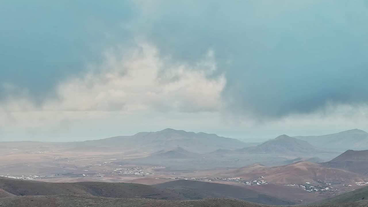 Vista aerea di Fuerteventura che mostra montagne e nuvole in Spagna
