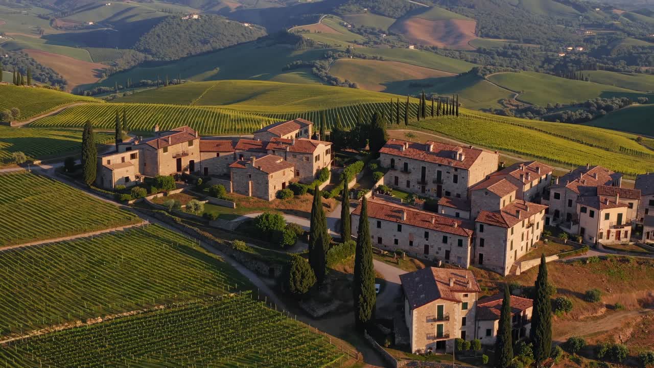 Un video aereo riprende un pittoresco villaggio italiano circondato da rigogliosi vigneti e dolci colline