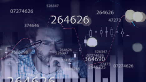 Animación-De-Datos-Financieros-Y-Procesamiento-De-Gráficos-Sobre-Un-Hombre-Caucásico-Cansado-Trabajando