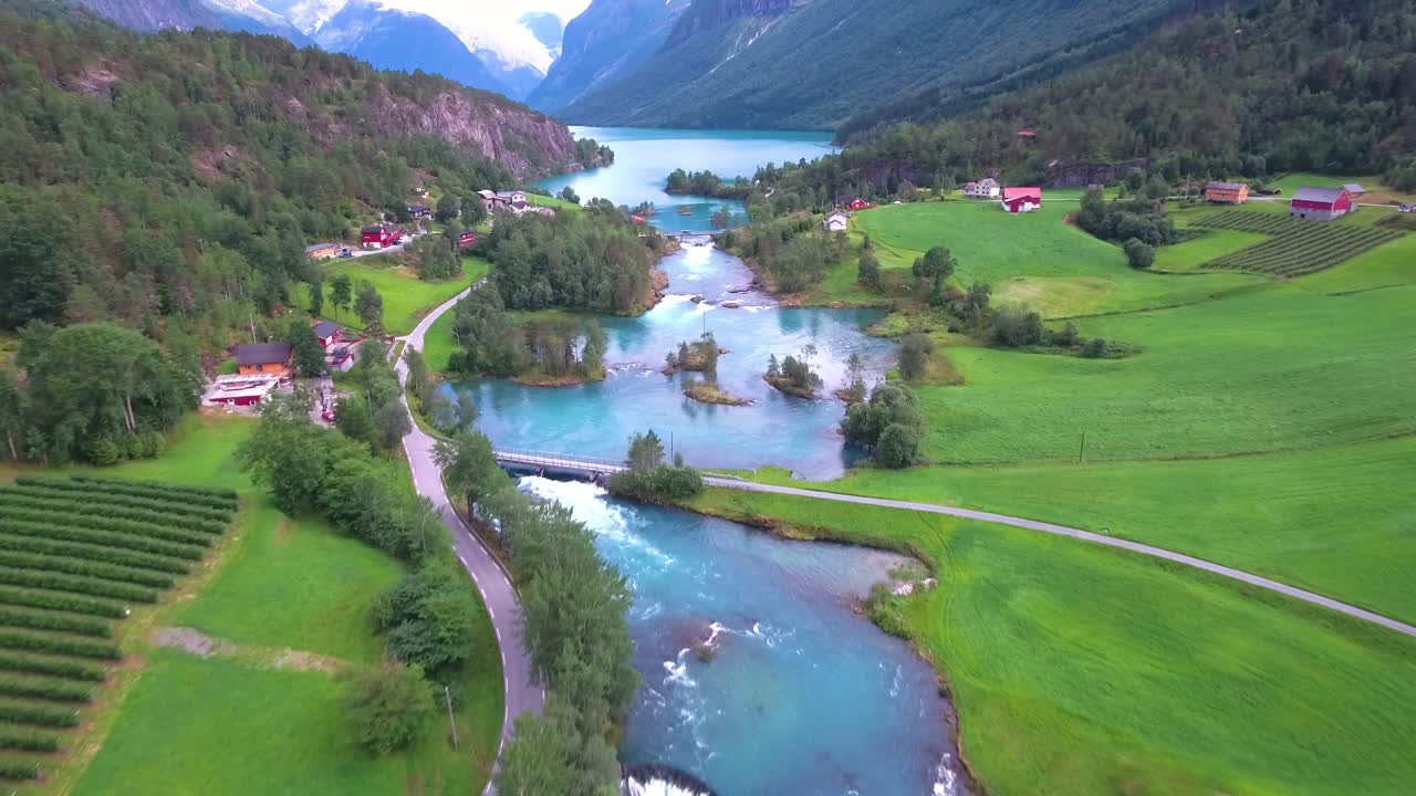 el lago lovatnet es una naturaleza hermosa de noruega.