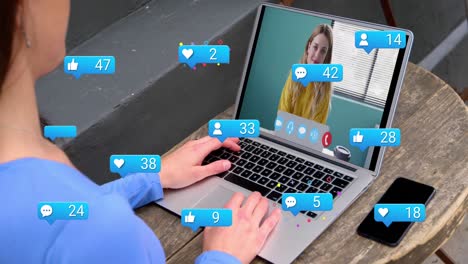 animación de iconos de los medios sobre una mujer caucásica haciendo una videollamada con un colega caucásico