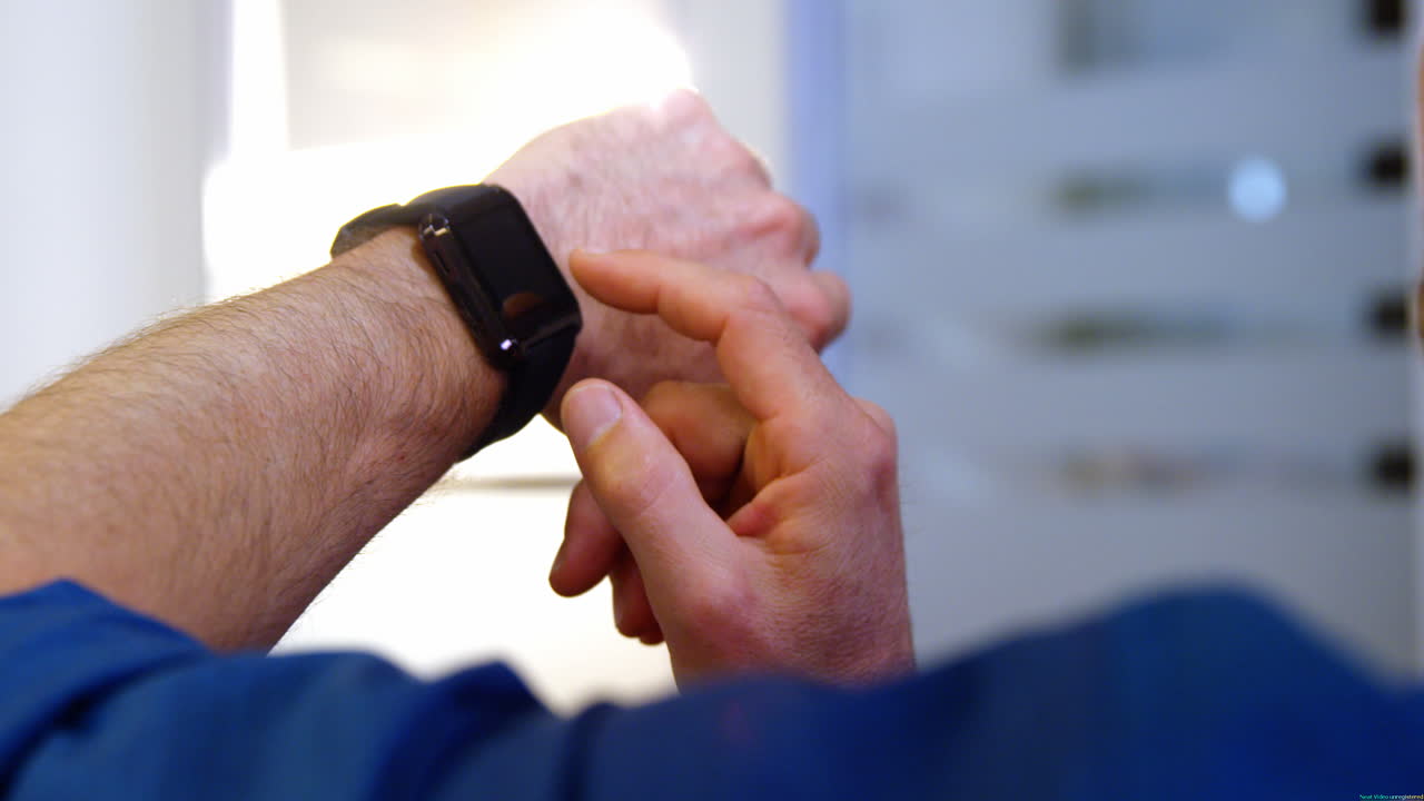 primer plano de un ejecutivo de negocios masculino usando un reloj inteligente