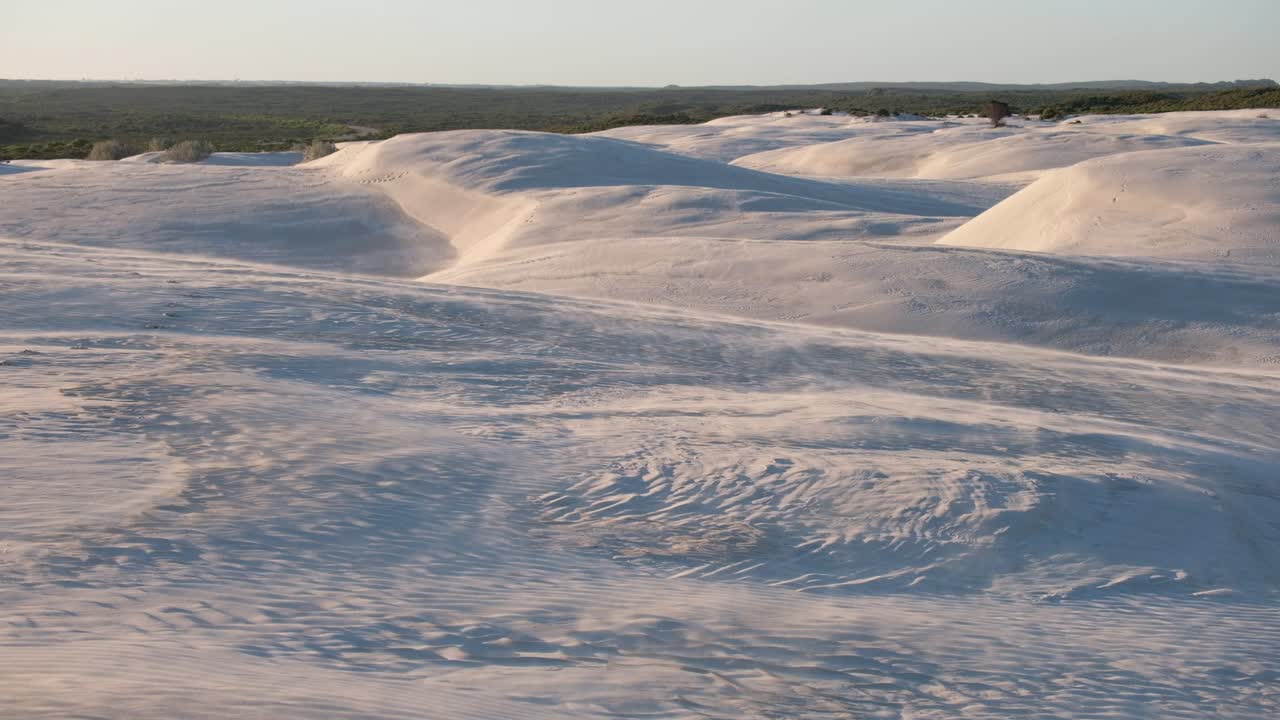 arena que sopla a través de sandunes en condiciones de viento