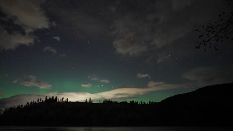 la danza etérea de la aurora sobre un lago tranquilo.