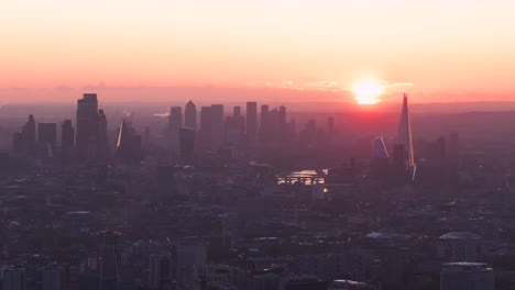 Toma-Aérea-Ajustada-Del-Centro-De-Londres-Al-Amanecer.