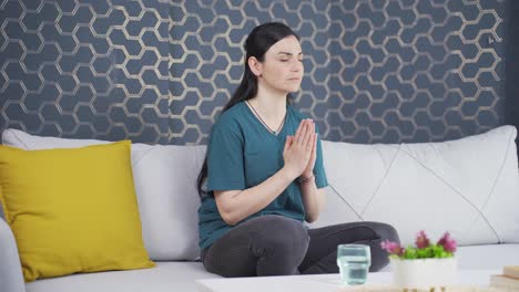 mujer en meditación frente a la ventana.