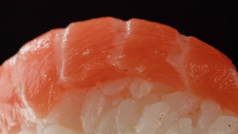 plato de sashimi, restaurante japonés, atún fresco y rebanadas de salmón en un café moderno, comida tradicional, plato de pescado rojo crudo, omega 3.