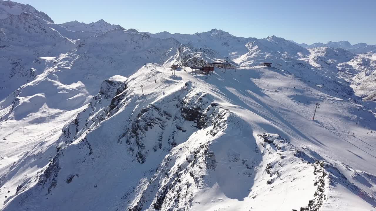 Stazione sciistica alpina innevata con funivie