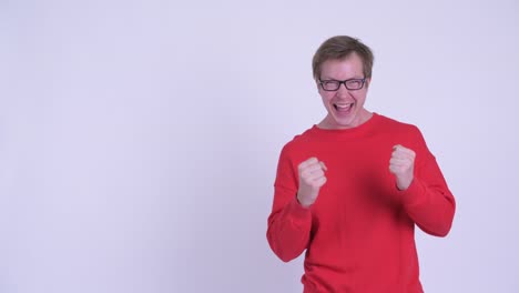 fotografía de estudio de un joven guapo