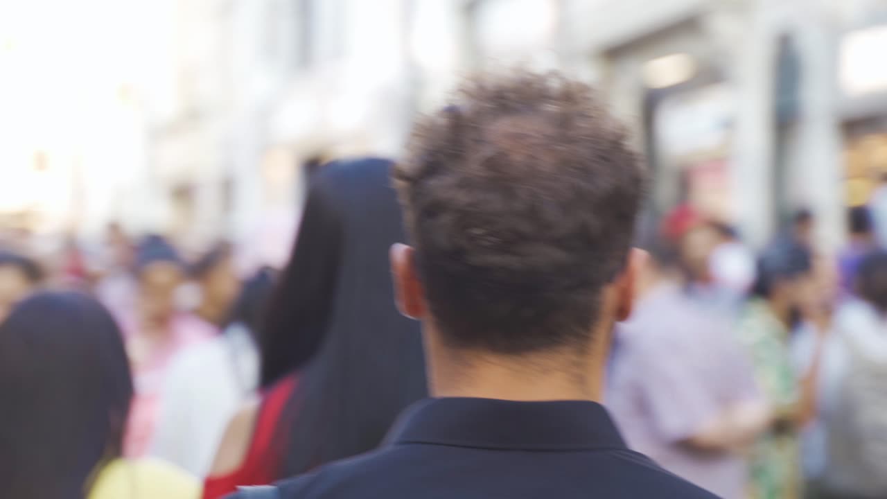 perder a alguien en la multitud.