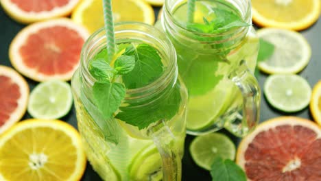 vasos de limonada cítrica