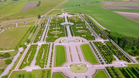 vista aérea de los jardines del castillo hof en austria - toma de avión no tripulado