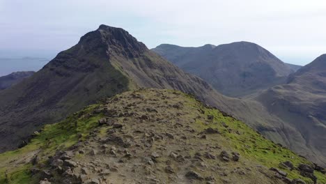 Senderismo-En-Askival,-Isla-De-Ron,-Escocia