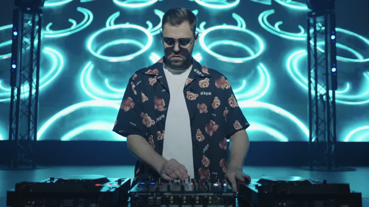 DJ mezclando música en un club nocturno