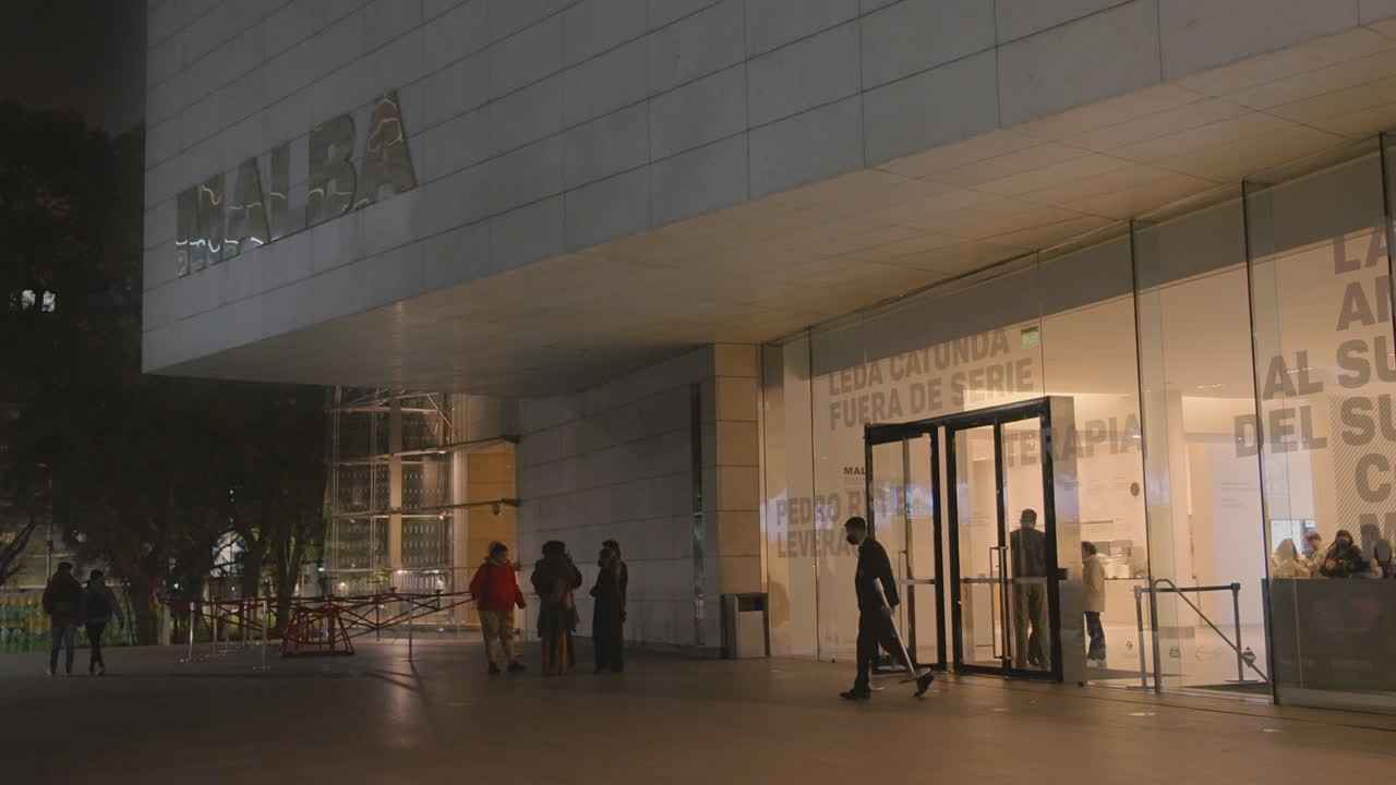 Visitatori fuori dall'ingresso del Museo MALBA di notte