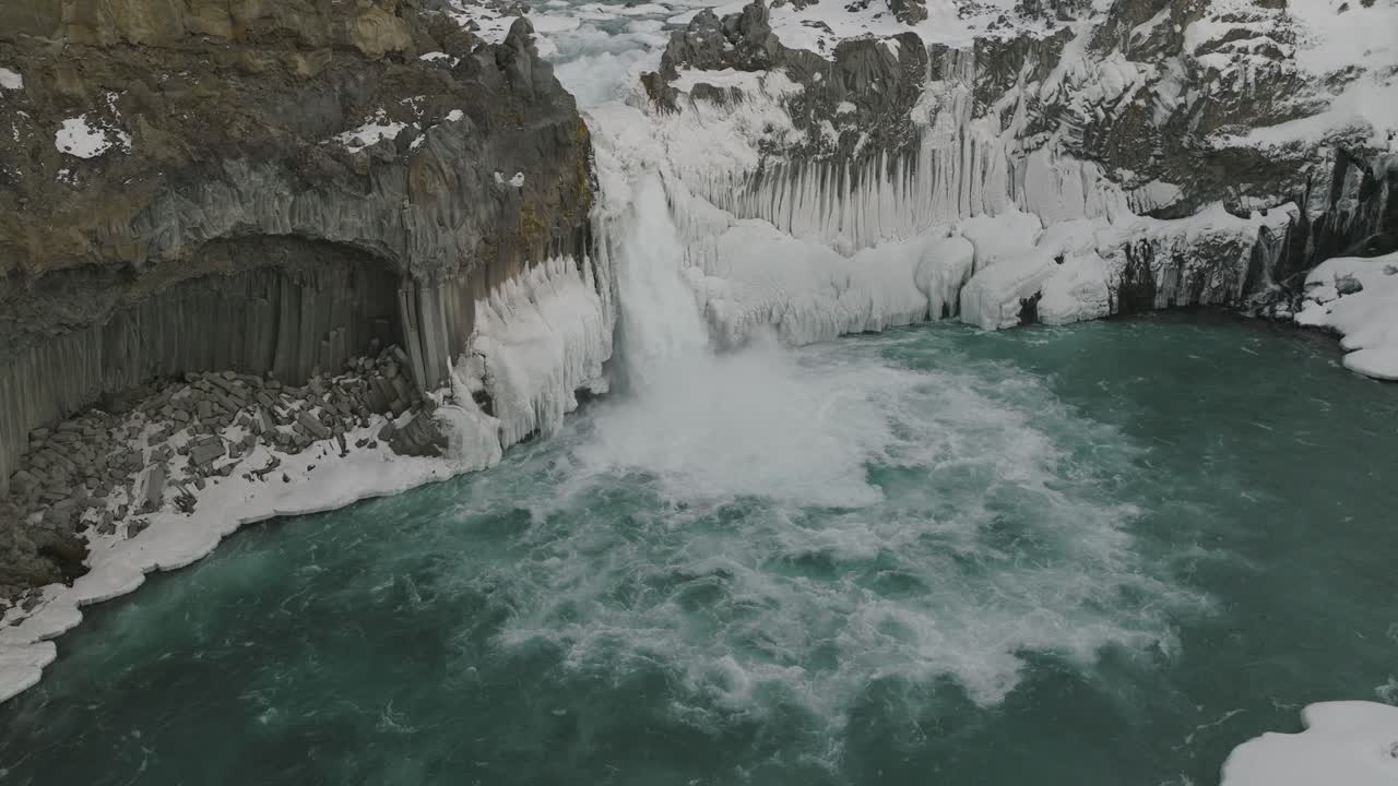 cascada de aldeyjarfoss que brota en el norte de islandia - antena a vista de pájaro