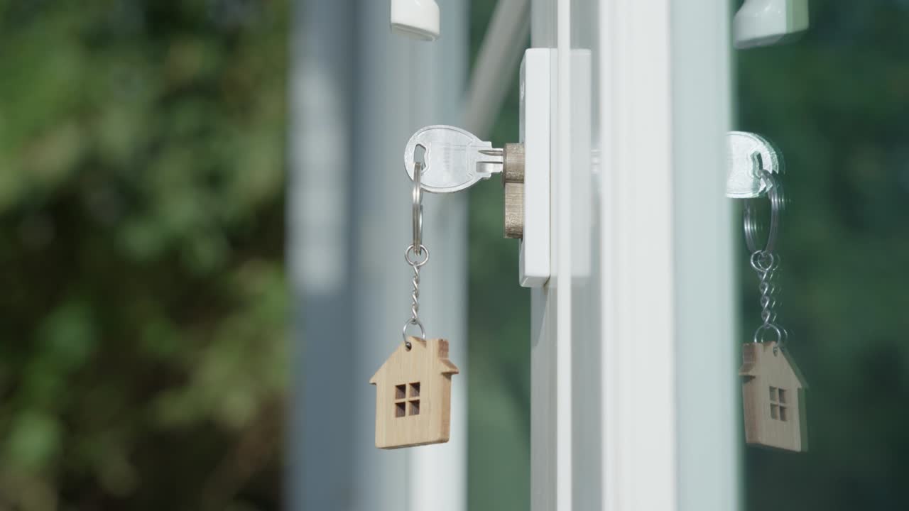 la llave de la casa se desbloqueó por la noche para esperar a que el cliente comprobara la condición de la nueva casa. concepto de compra y venta para nueva casa. el propietario desbloquea la llave de casa para nuevo hogar. preparación y mudanza para una nueva residencia.