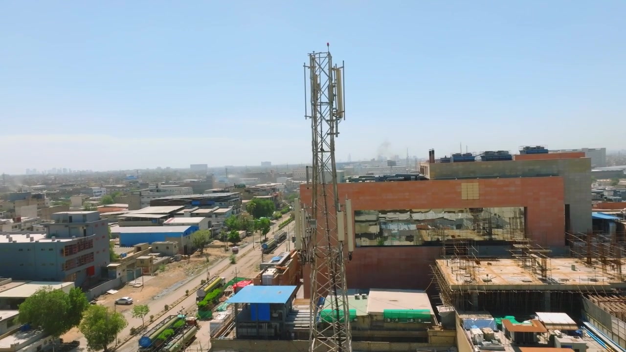 Trên không - Đường chân trời đô thị Karachi với tháp viễn thông cao vút nổi bật trên các tòa nhà công nghiệp dày đặc.