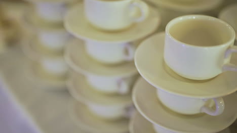 tazas de café preparadas para los invitados a la boda