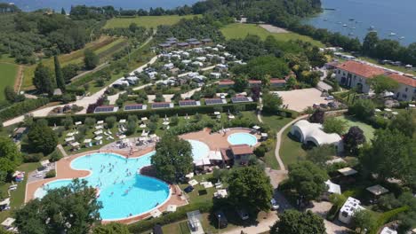 Toma-Aérea-De-La-Piscina-Del-Camping-Fornella-En-El-Lago-De-Garda,-Italia.