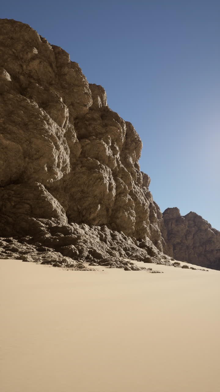 Paesaggio desertico con dune di sabbia e formazioni rocciose