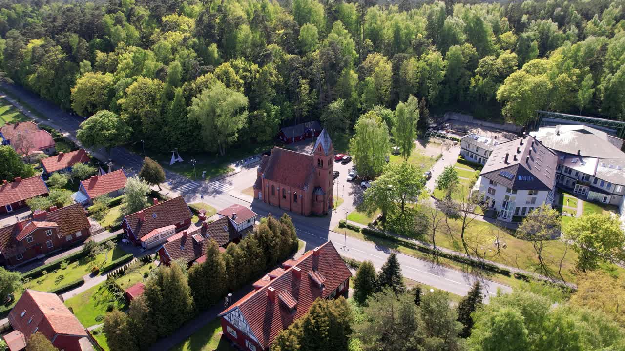 vista aérea de los edificios del pueblo balneario de juodkrante, istmo de curonia, lituania