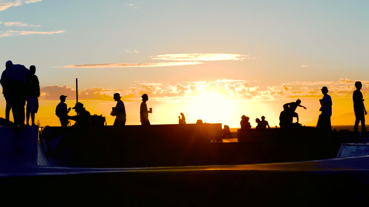 해가 지는 스케이트파크 장면