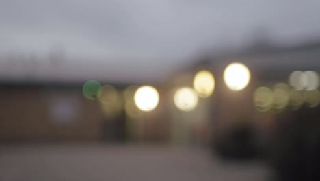 Bokeh-Des-Gebäudes-Bei-Schließung-Am-Abend