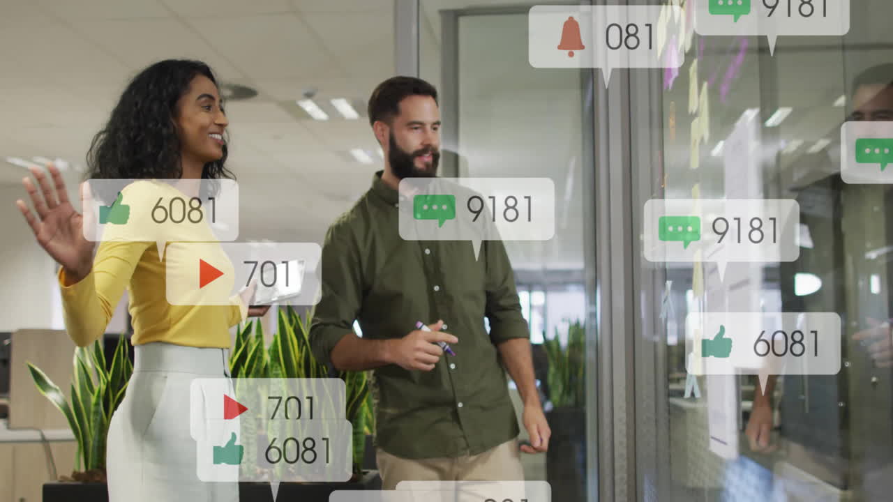 animación de barras de notificación sobre diversos compañeros de trabajo discutiendo estrategia en notas adhesivas