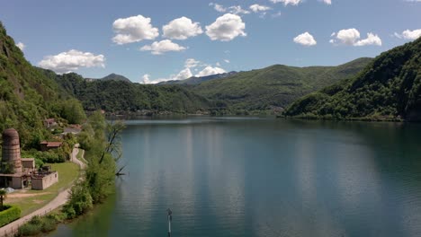 vista del lago lugano en lavena ponte tresa