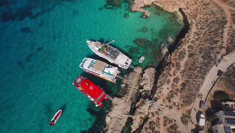 Sobrecarga-Aérea-De-Ferries-Turísticos-De-Un-Día,-Revelando-La-Laguna-Azul-En-La-Isla-De-Comino,-Malta