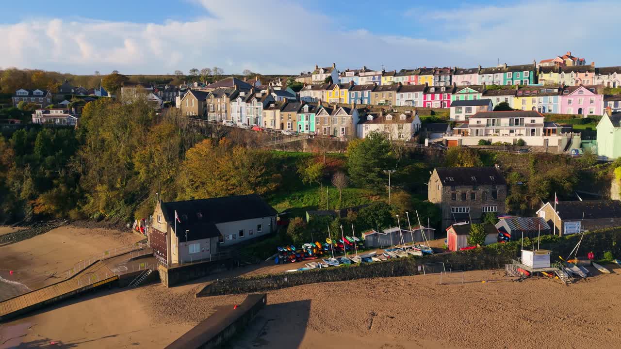 웨일즈의 뉴 케이, 집들이 반이는 곳, 각각은 바가 꿈의 이야기를 들려줍니다.
