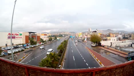vista desde el puente en la carretera con coches día nublado urfa
