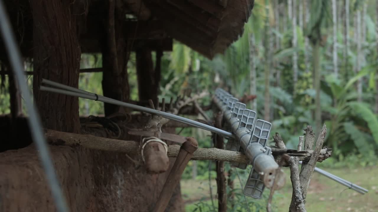열대 기후의 야외 오두막에 저장된 금속 사다리