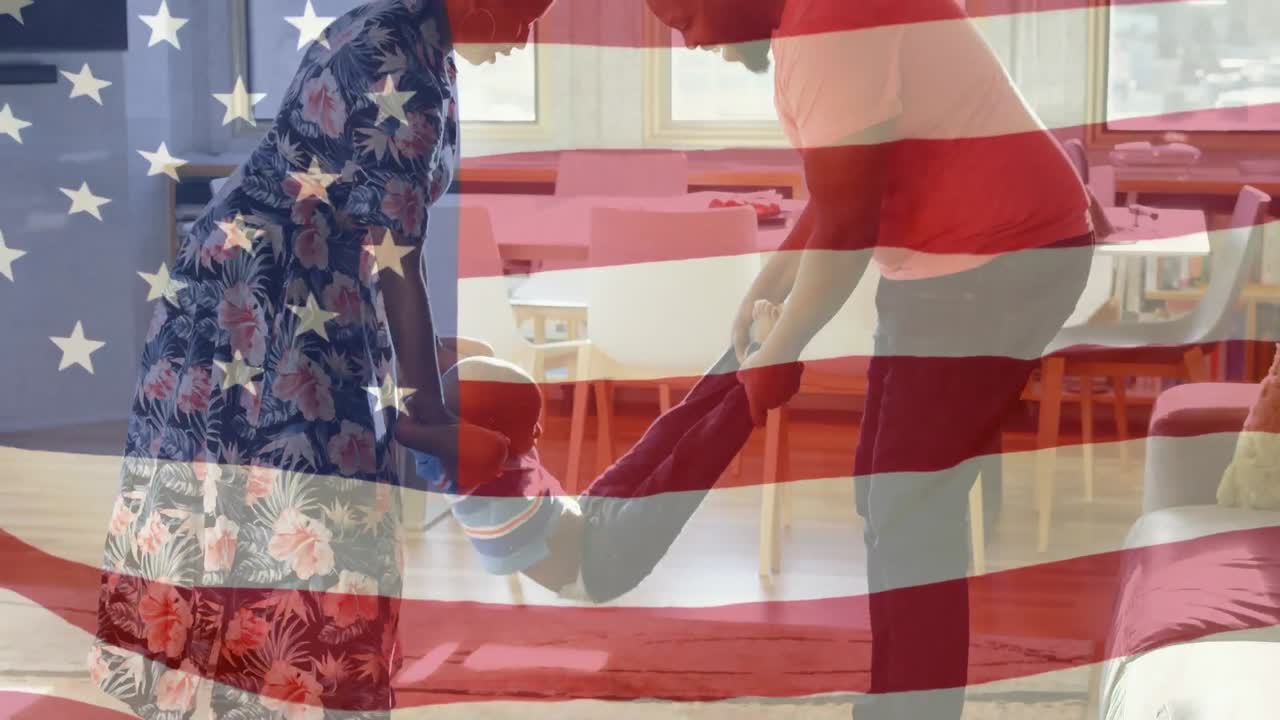 familia de raza mixta jugando juntos con nosotros ondeando la bandera en primer plano