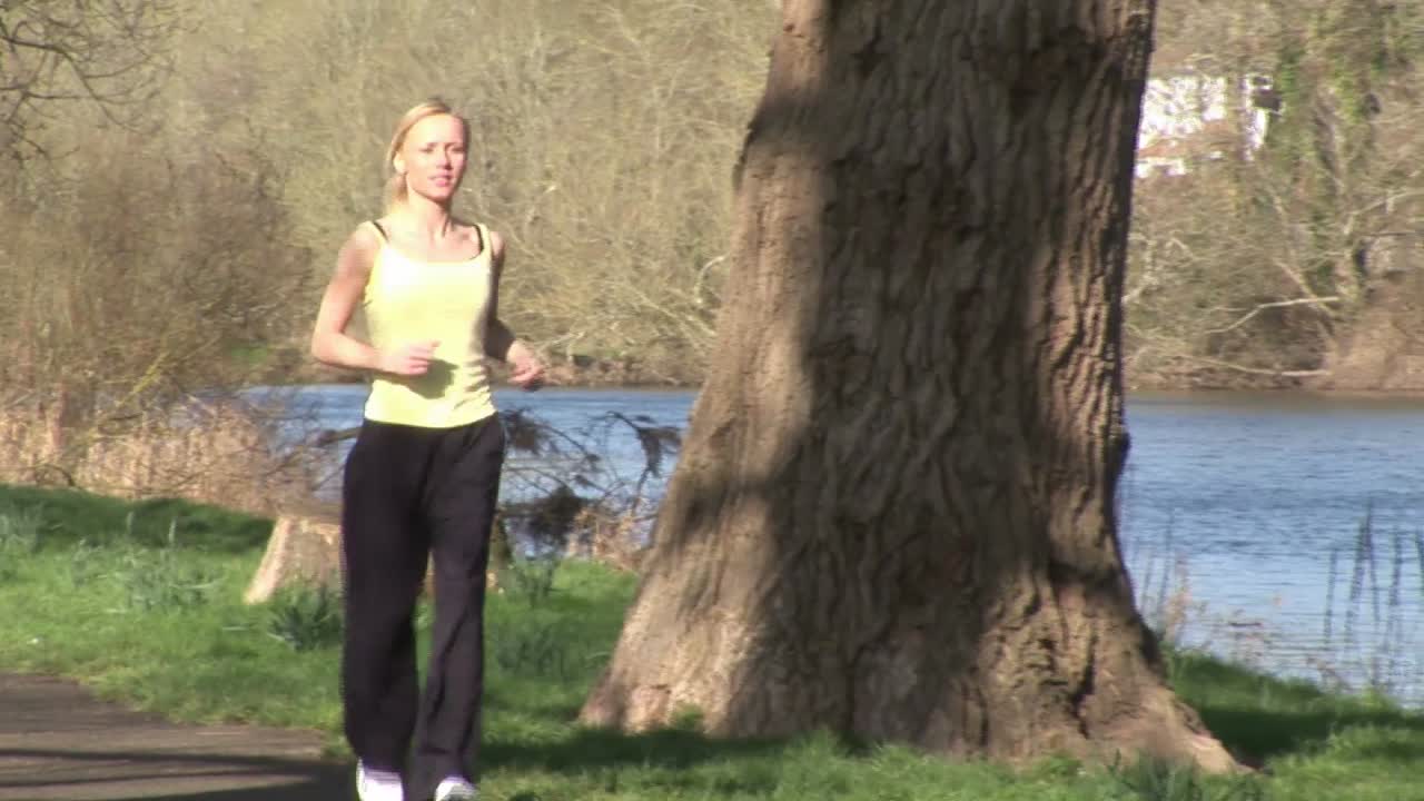 una mujer joven corriendo