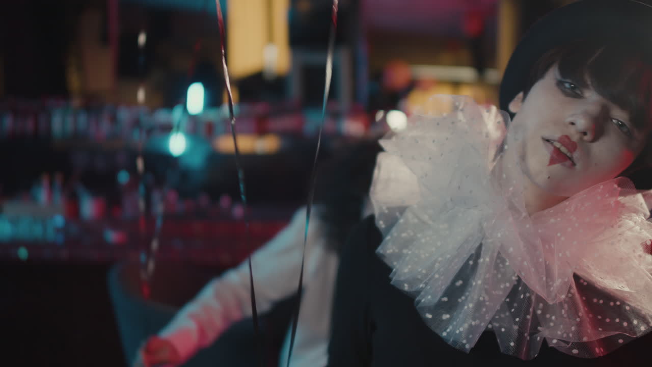 춤추는 젊은 여성의 근접적인 모습.