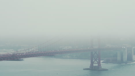 Una-Vista-Nublada-Del-Puente-Golden-Gate-Mientras-El-Tráfico-Cruza-Por-La-Mañana