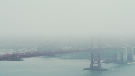 una vista nublada del puente golden gate mientras el tráfico cruza por la mañana