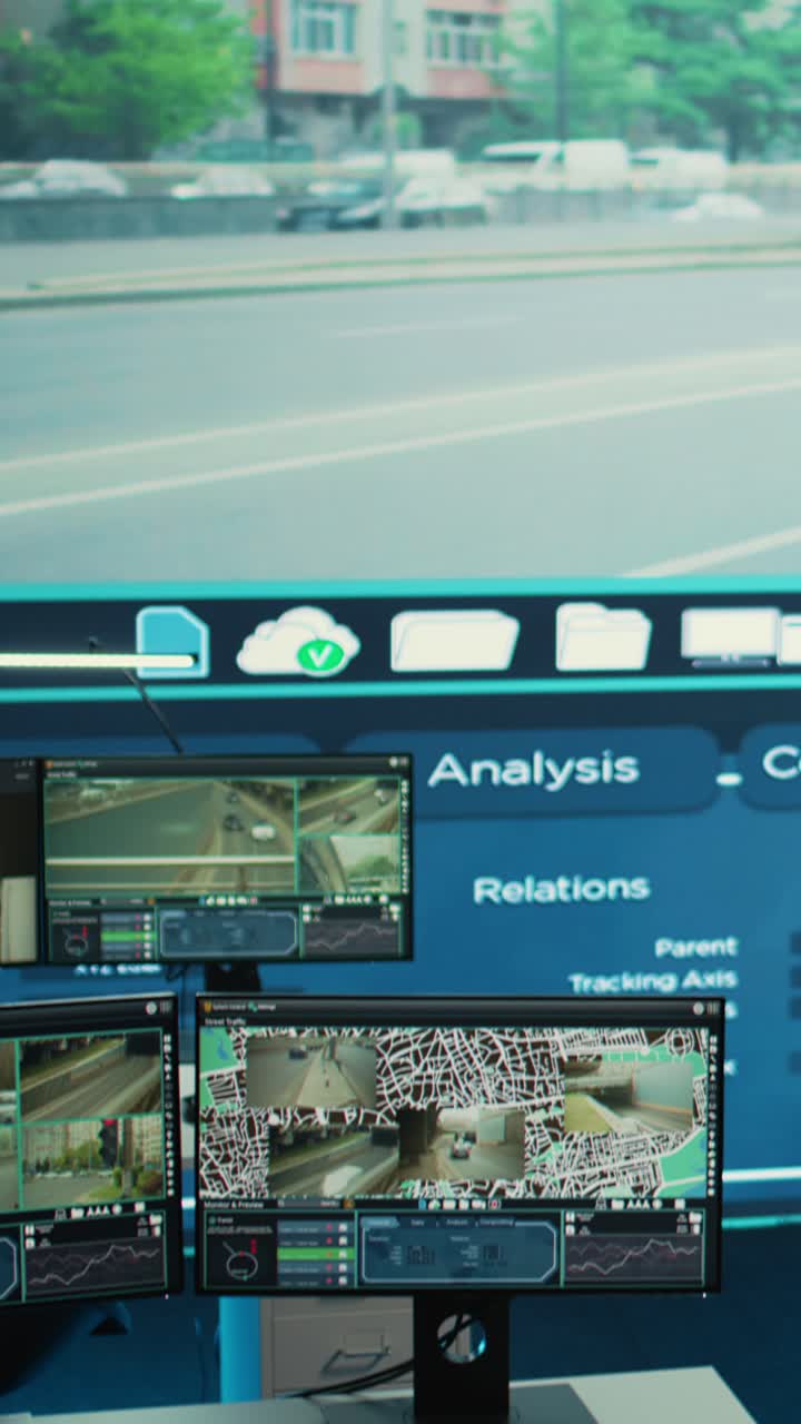 Sala di controllo moderna con sistema di analisi del traffico multi-schermo