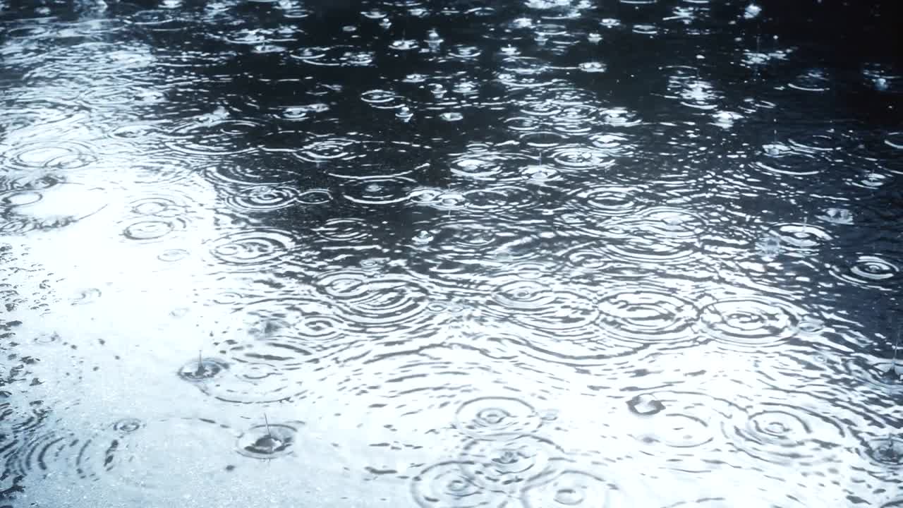 방울이 느린 속도로 보행로에 떨어집니다.