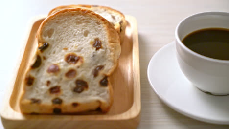 Pan-De-Pasas-Con-Taza-De-Café-Para-El-Desayuno