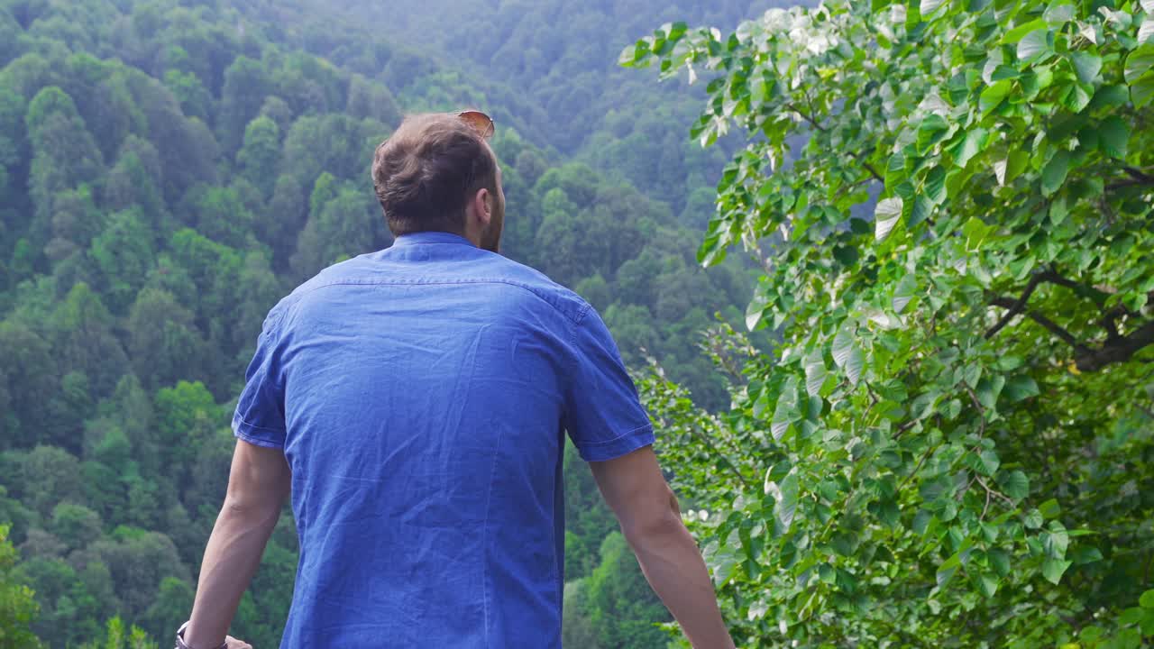 숲을 가로질러 여행하는 사람.