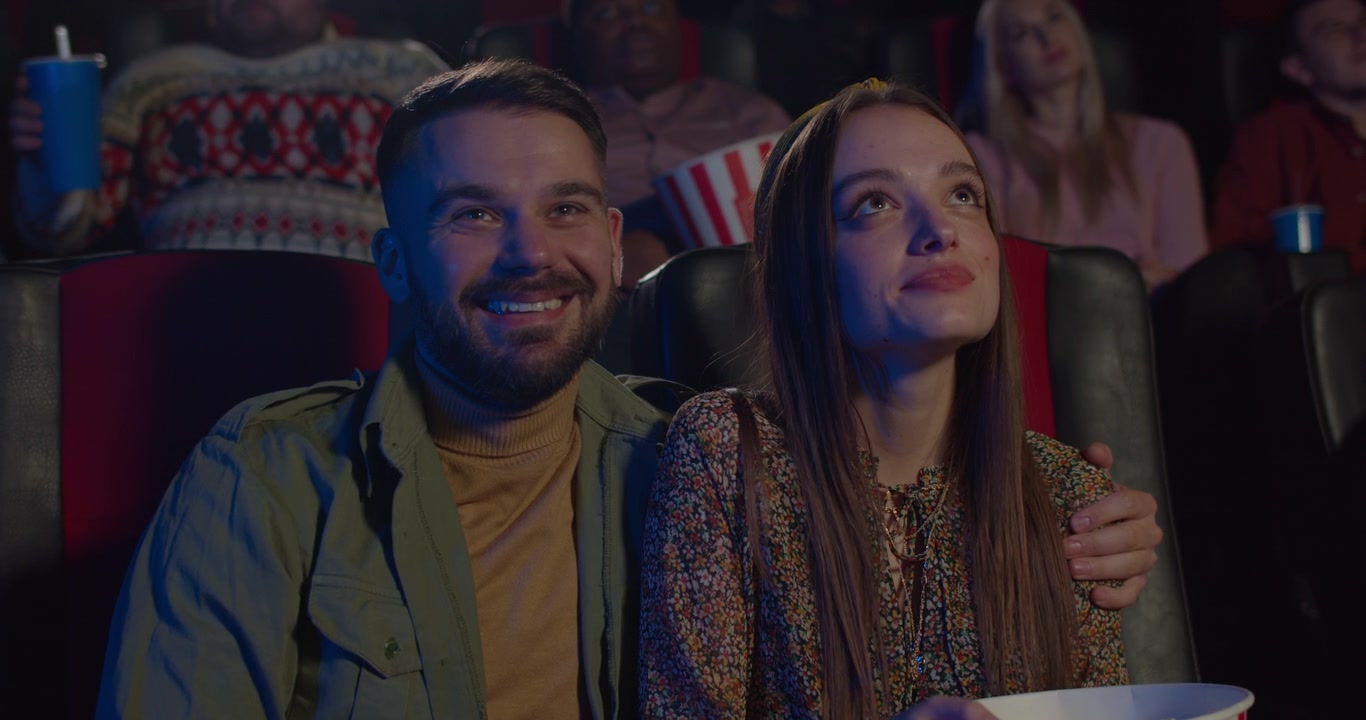 Junges Paar schaut einen Film im Kino