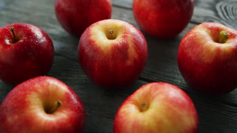 manzanas maduras en mesa de madera
