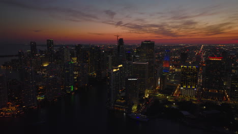 Espectaculares-Imágenes-Panorámicas-De-La-Ciudad-Contra-El-Colorido-Cielo-Crepuscular.-Vista-Aérea-De-Las-Siluetas-De-Los-Rascacielos-Del-Centro.-Miami,-Estados-Unidos