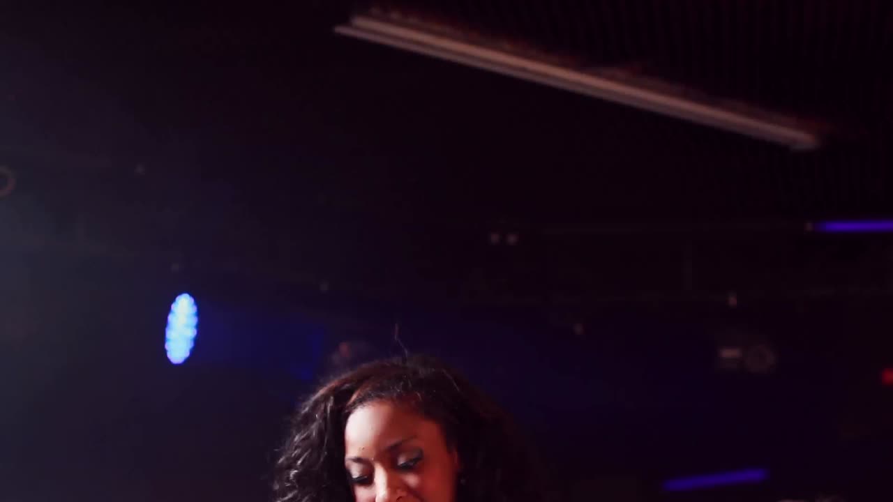 animación de la capa de quema sobre un grupo feliz de amigos bailando divirtiéndose en la fiesta